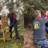 François Buchard, directeur de Buchard Voyages, assiste le garde-forestier Mathieu Charvoz, dans la pose de la protection de jeunes feuillus.